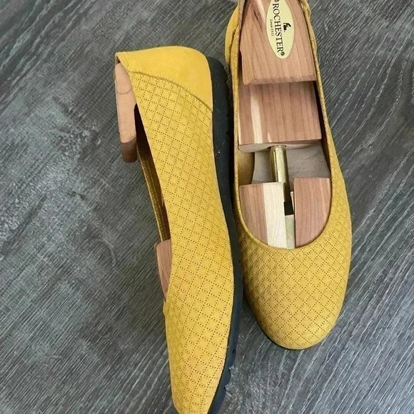 Sabrina London Yellow Nubuck Ballet Flats EU 40 US 9 Made in Spain Slip On - Picture 3 of 12